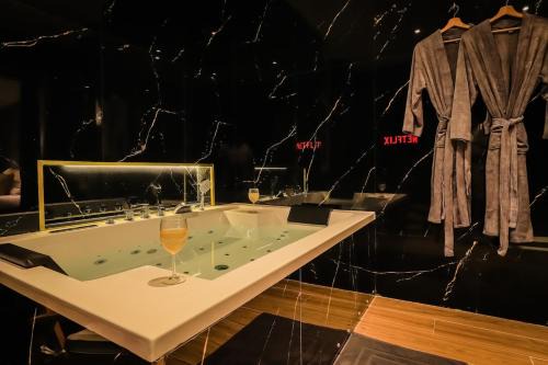 Lens Apartment | Golden Suite - Elegance - Private Spa Jacuzzi