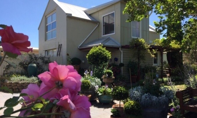 Shipwreck Coast Cottage | Goldicott stables are set in a large garden