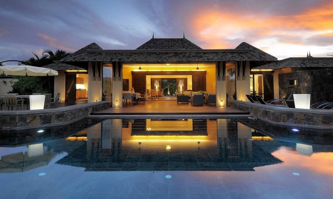 Tamarin House | Golf Resort villa with pool, bar, fitness, garden and studio