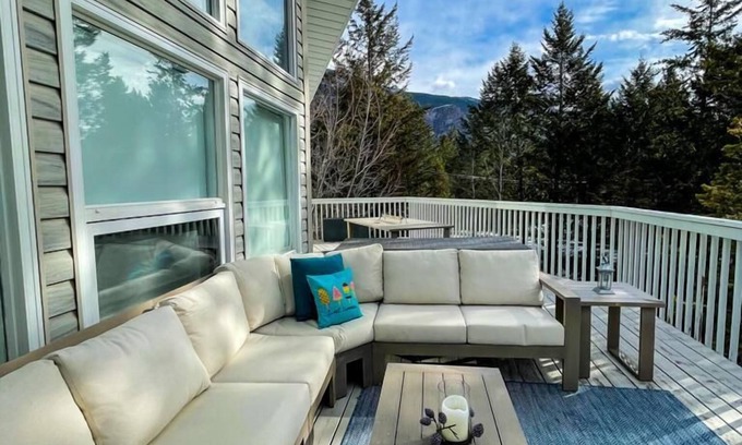 East Kootenay Cottage | Golfers Paradise- Modern Cape Cod Cabin, Family Friendly, Hot Tub, New floors