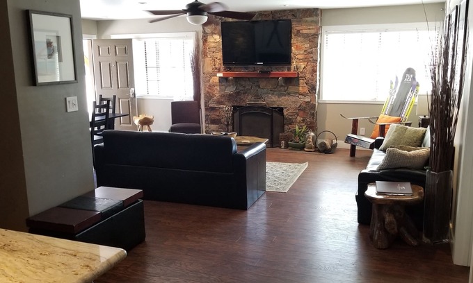 Lakeside Park House | Gondola Lodge Main House Downstairs 3br+full kitchen+game room, spa, Pool Table