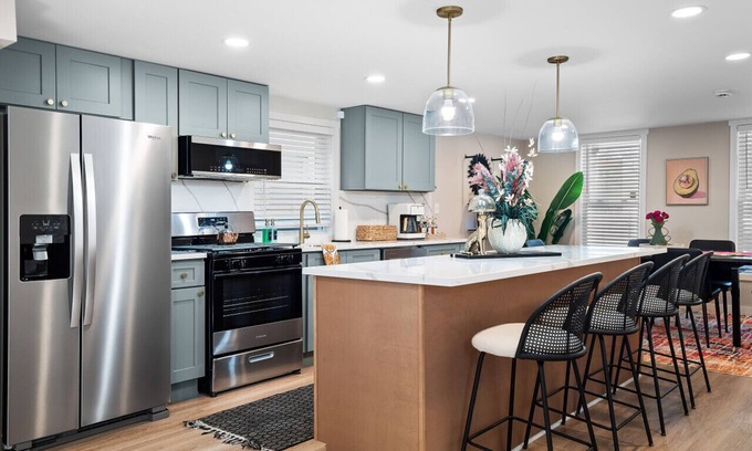 Detroit - Shoreway House | Gordon Square Arts District|Walk to Restaurants, Bars| Sleeps 8