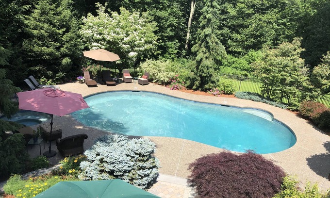 Walpole House | Gorg 6KSF w lrg pool, sleeps 12, 4.5 baths, rec room w bar, pool table & gym.