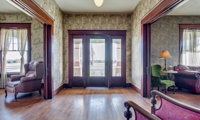 Wylie House | Gorgeous 20s Historic Mini Mansion. King & Queens. Downtown Strip.