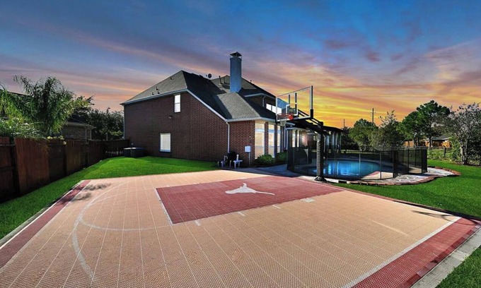 Houston House | Gorgeous 5bd/3.5 bath mansion with private pool, gym, theater, & home office