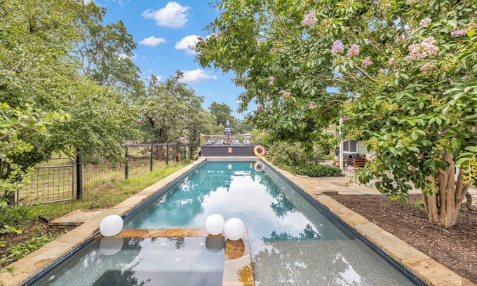 Austin Villa | Gorgeous 6br Villa in Lovely Austin wt Massive Pool & Hot Tub + Goats & Chickens