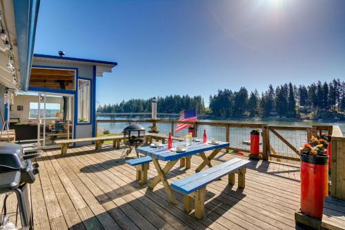 Allyn-Grapeview House | Gorgeous Allyn Getaway - No-Bank Waterfront!