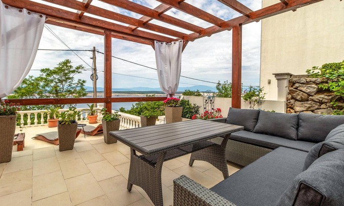 Klanfari Apartment | Gorgeous apartment in Dramalj
