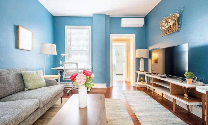 Downtown Wilmington Apartment | Gorgeous APT w King Bed/full kitchen/prvt laundry