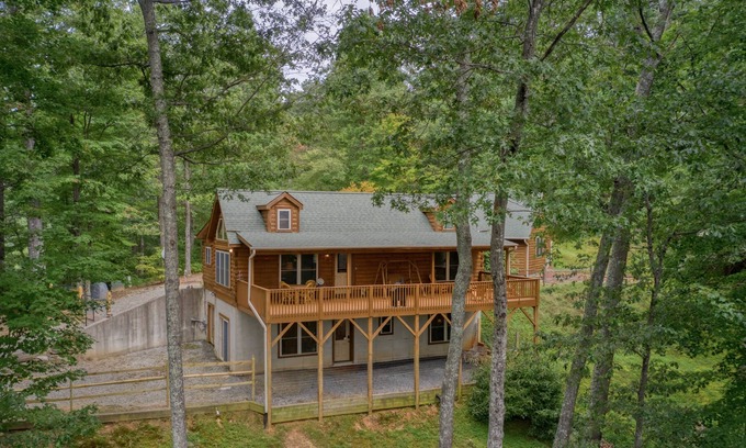 Lynn Cabin | Gorgeous Cabin - Mountain Views - Outdoor firepit