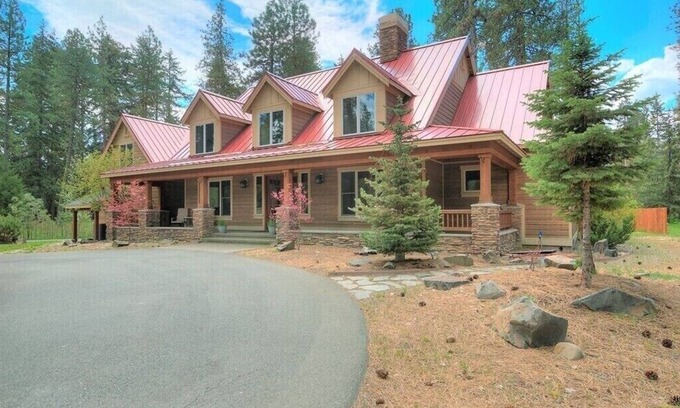 Cle Elum House | Gorgeous custom home w/soaring ceilings near Cle Elum River - hot tub