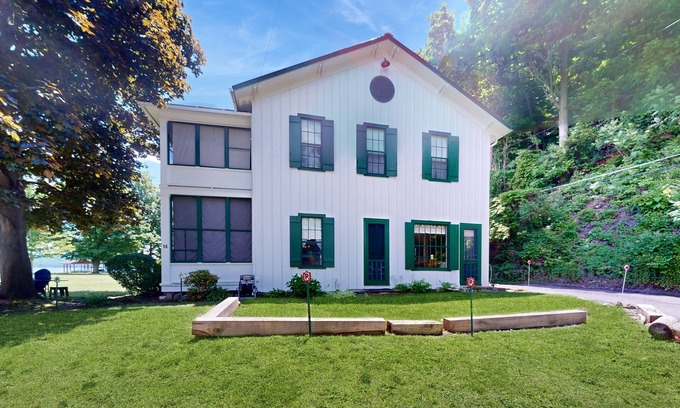 Rock Stream House | Gorgeous dog-friendly lakefront cottage with full kitchen and grill