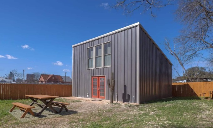 Near East Side House | Gorgeous Guesthouse Near Amazing Downtown