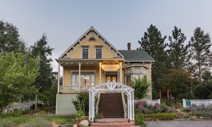 Truckee House | Gorgeous Historic Victorian - Walk to Downtown Truckee! Central to ski resorts!