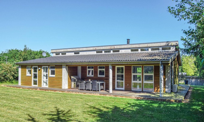 Østerskov House | Gorgeous home in Humble with kitchen