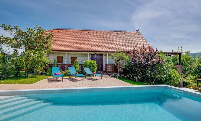 Bistra House | Gorgeous home in Jakovlje with sauna