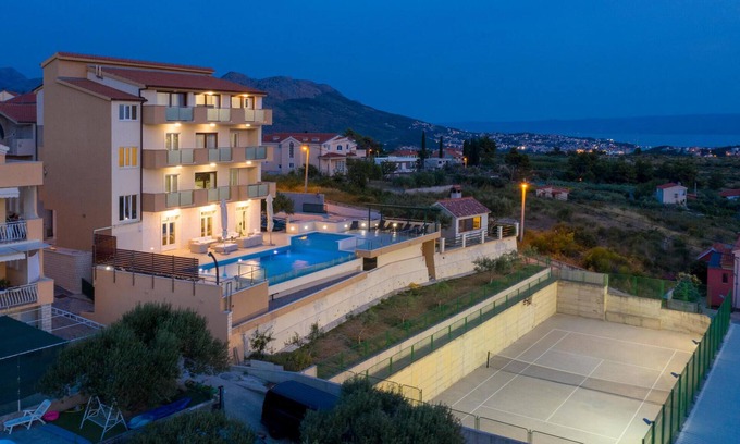 Mravince House | Gorgeous home in Mravince with sauna