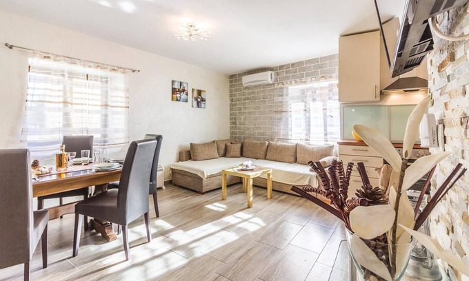 Pomer House | Gorgeous home in Pomer with WiFi