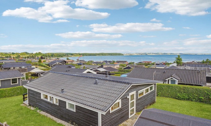 Ronde House | Gorgeous home in Rønde with WiFi