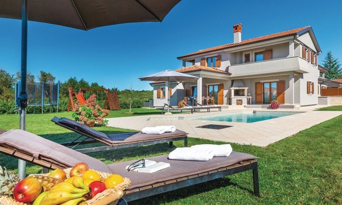 Heki House | Gorgeous home in Trosti with jacuzzi