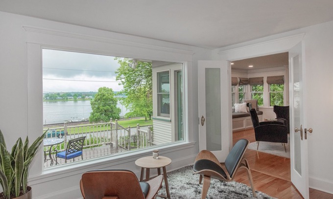 Davenport House | Gorgeous home on the Mississippi River with a great location to area attractions