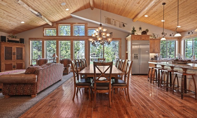 Sunriver House | Gorgeous! Hot Tub, Theater Room, Golf Course, A/C, SHARC Passes, Bikes