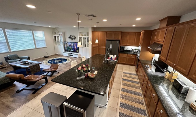 Tracy House | Gorgeous House 4 You: 4B+2.5b+Office+12' Kitchen Island