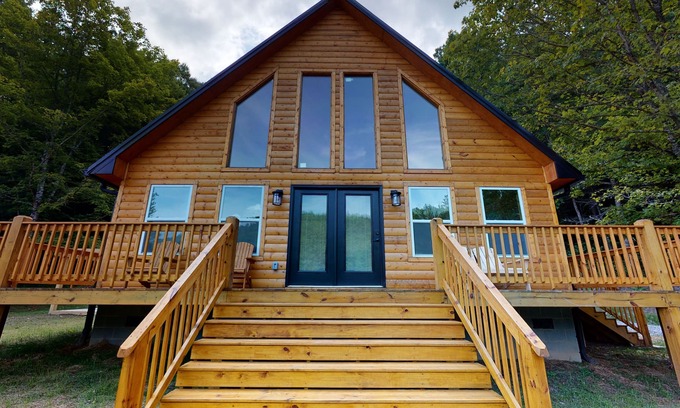 Topton Cabin | GORGEOUS LAKE FRONT CABIN - PRIVATE LAKE ACCESS-FISHING, KAYAKING, AND HIKING.