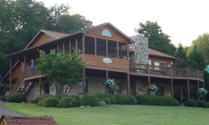 Alpine Lake House | Gorgeous Lake Front Resort Home at Alpine Lake