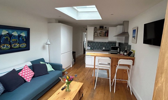 East Wittering House | Gorgeous light annex 1 minute from the beach, v near Goodwood. Come to the sea.