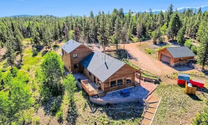 Black Hawk House | Gorgeous Mountain Getaway in Nederland
