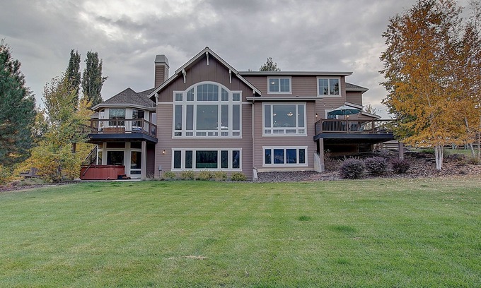 Grant Creek House | GORGEOUS MOUNTAIN VIEW HOME IN PREMIER MISSOULA NEIGHBORHOOD with 4 KING BEDS