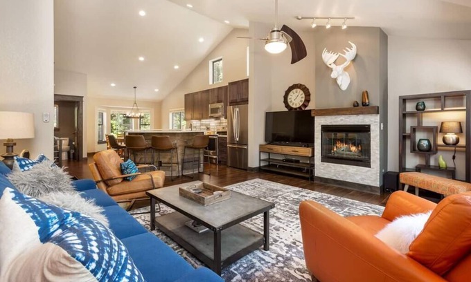 Warrior's Mark House | Gorgeous Mtn Mod Townhome: Walk to Peak 9 & Town! Private Hot Tub, All Kings!