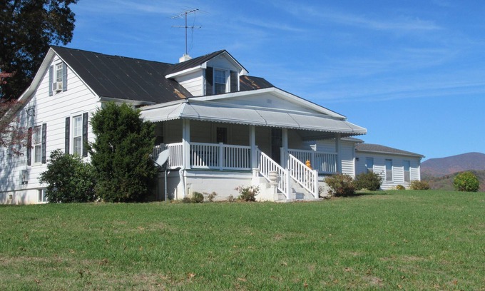 Peaks Other | Gorgeous Mtn Views, Perfect for Fall, Near Peaks of Otter, D-Day Memorial