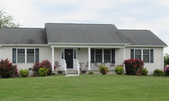 Peaks House | Gorgeous Mtn Views, Perfect for Fall, Near Peaks of Otter, D-Day Memorial