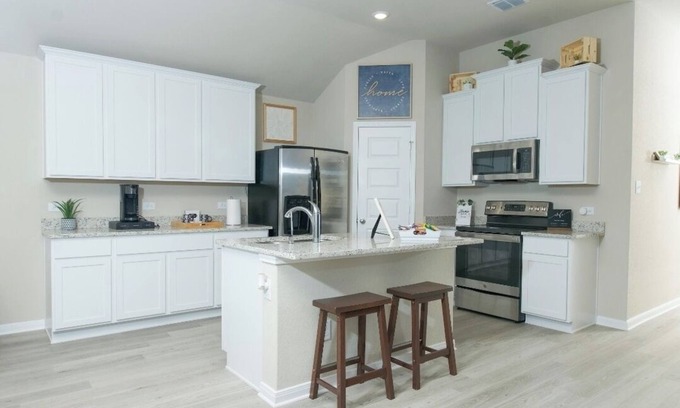San Antonio House | Gorgeous new home! Near SeaWorld, Six Flags, Riverwalk & LAFB!
