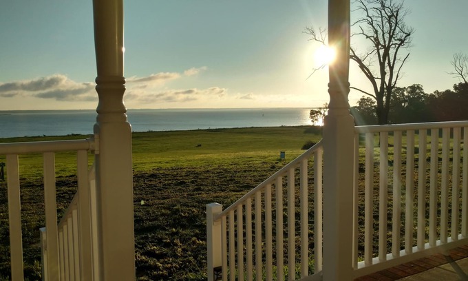 Surry House | Gorgeous River Views/Private Beach - Peaceful Country Home close to Williamsburg