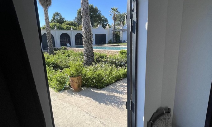 Aix-en-Provence House | gorgeous room.marble bathroom.vue.pool.palmgroove