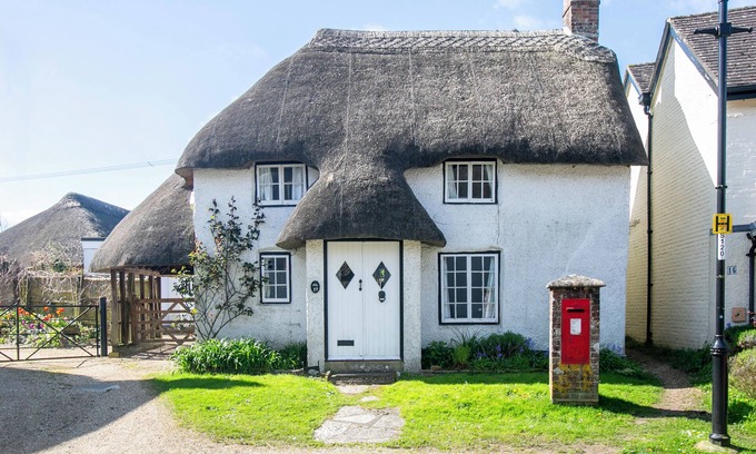 Bere Regis Cottage | Gorgeous thatched cottage in Purbeck - ideal for family holidays