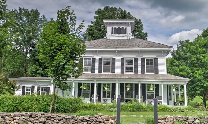 Rupert Villa | Gorgeous Victorian-Style House with Hilltop Pool!