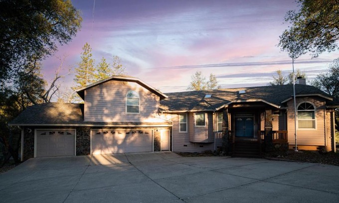 Groveland Villa | Gorgeous villa overlooking Yosemite mountains