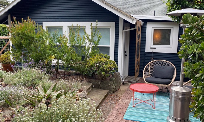 Old Town House | Gorgeously styled bungalow overlooking Bodega Harbor, Sauna, walk to town, Dogs