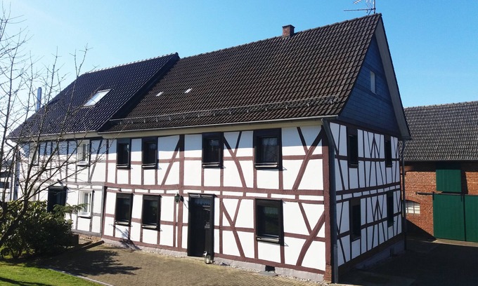 Neunkirchen-Seelscheid House | Gräfrath Guesthouse Neunkirchen-Seelscheid