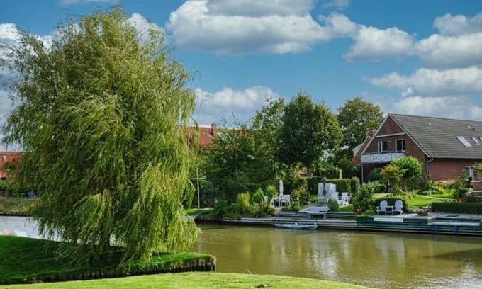 Greetsiel Apartment | Grachtenblick - New first floor apartment with dog directly on the Greetsieler Sieltief!