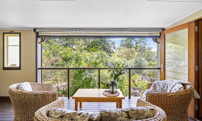 Maleny House | Gracious Spacious & Charming Queenslander, Walk into Maleny