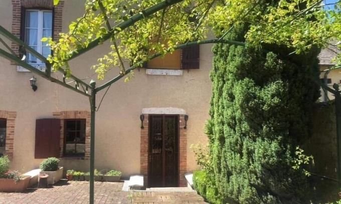 Aubigny-sur-Nere Apartment | Grand Loft Studio Bien Équipé a 2 Minutes de Centre Ville