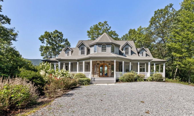 Hendersonville House | Grand Mountain Getaway near Dupont~Hendersonville, NC