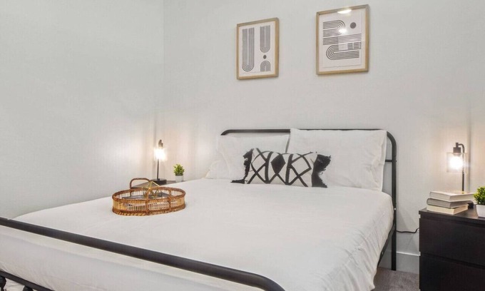 West Oak Hill Apartment | Grand New Studio Apartment with Pool and Golf Sim