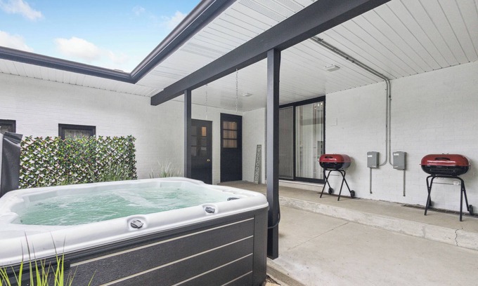 Michigan City House | Grand Reunion House/Hot Tub/Pet Friendly