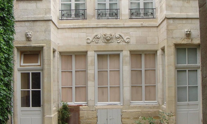 Dijon Centre Ville Apartment | Grand T1 in hyper-center in a classified building